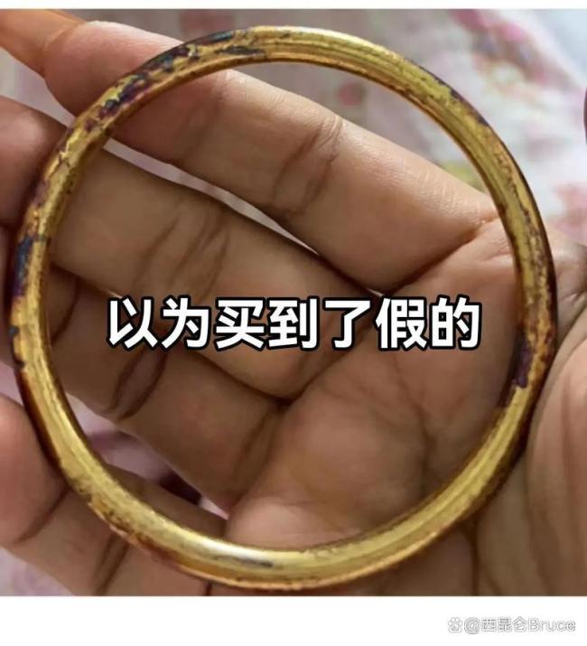 女子稱(chēng)金手鐲戴8年表面發(fā)綠 真?zhèn)沃疇?zhēng)引發(fā)熱議