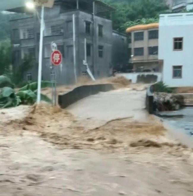 广东茂名大坡镇遭暴雨山洪袭击 邓水江桥被冲塌