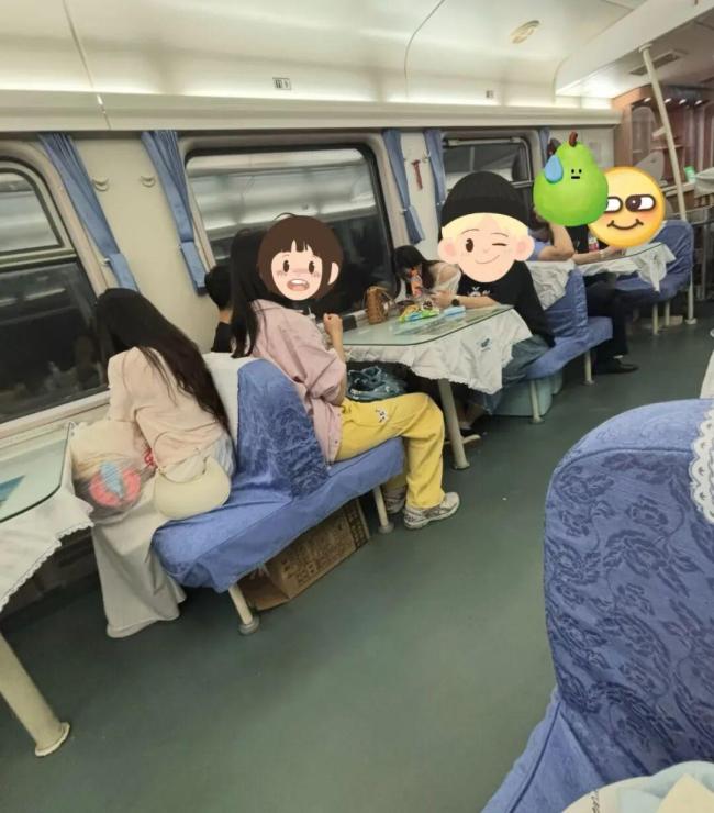 女子花钱在餐车休息, 餐车师傅劝离未消费乘客无果, 无奈将钱退还 事件引发网友热议