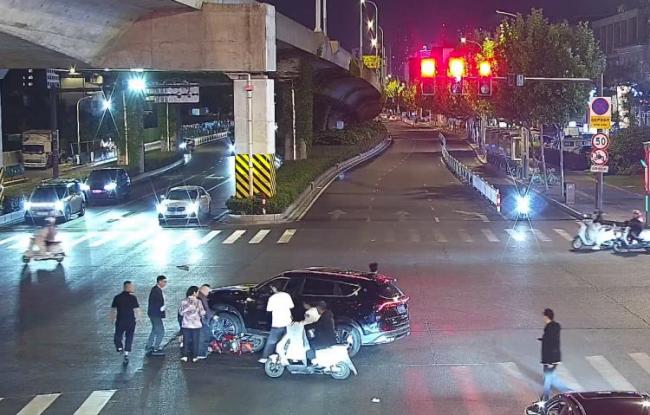 路人秒集結(jié)齊發(fā)力徒手抬車救人 鹽城速度與溫度