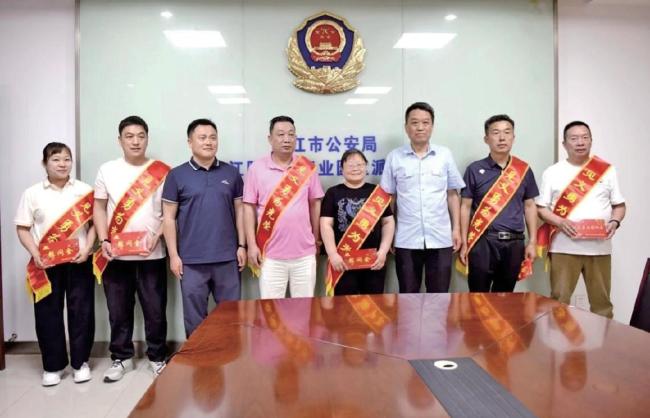司机昏迷车辆失控 前车顶住后车救援