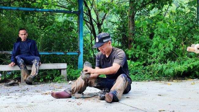 贵州多地强降雨 民辅警闻“汛”而动 紧急救援保平安