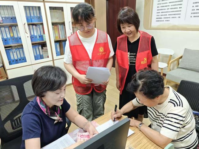 146戶居民驚喜收到9.7萬元退費 眾籌換電梯結(jié)余退款