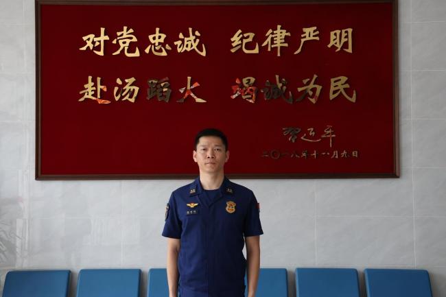 消防员蒋寒阳：抱婴儿过绝壁 责任重如山