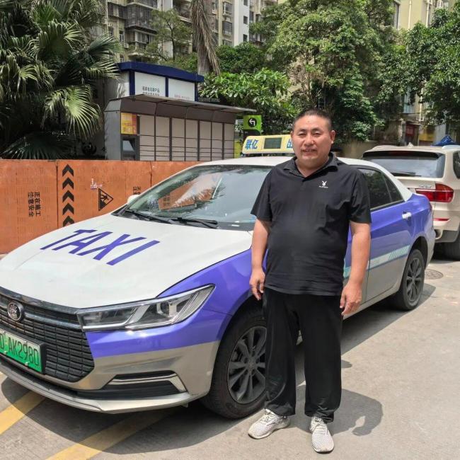 女乘客顺走遗失平板还狡辩 的哥数小时奔波终寻回