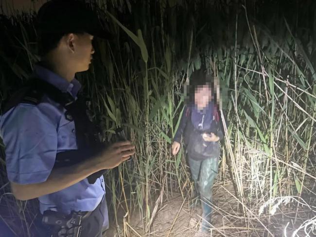 夫妻赶海妻子失联 民警在涨潮前找到 夜幕下紧急救援
