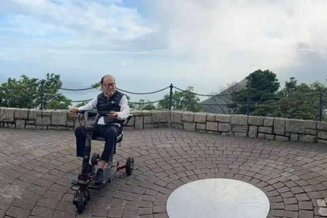 97岁李嘉诚近照曝光，太平山顶驾驶电动代步车