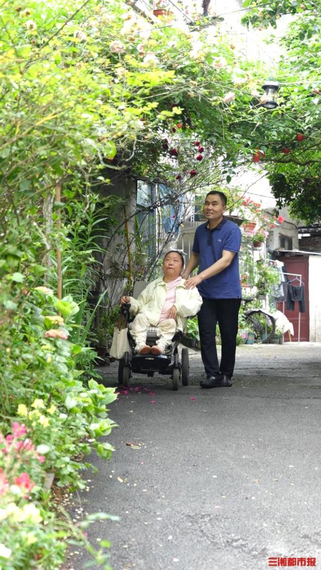 丈夫为轮椅上的爱妻种满院似锦 18年相守见证爱