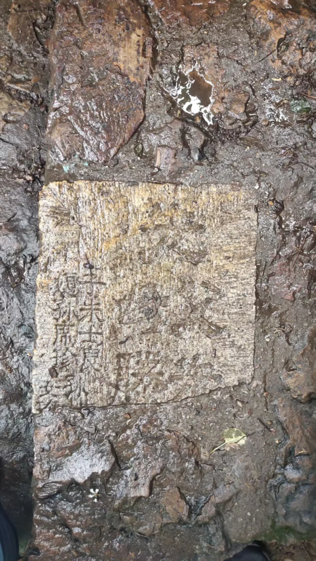 工作人员称铺路墓碑是无主墓碑 就地取材引发争议
