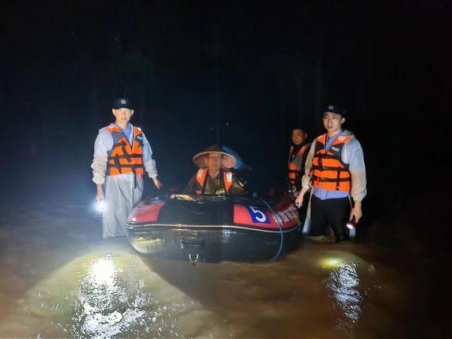 阳春强降雨民警挨家搜寻背老人小孩转移