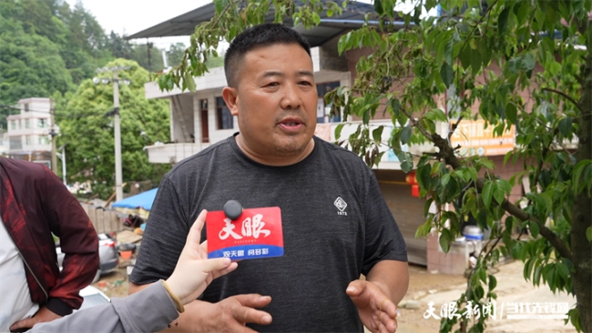 父亲刚过世他披麻戴孝组织救援 洪水夜救村民