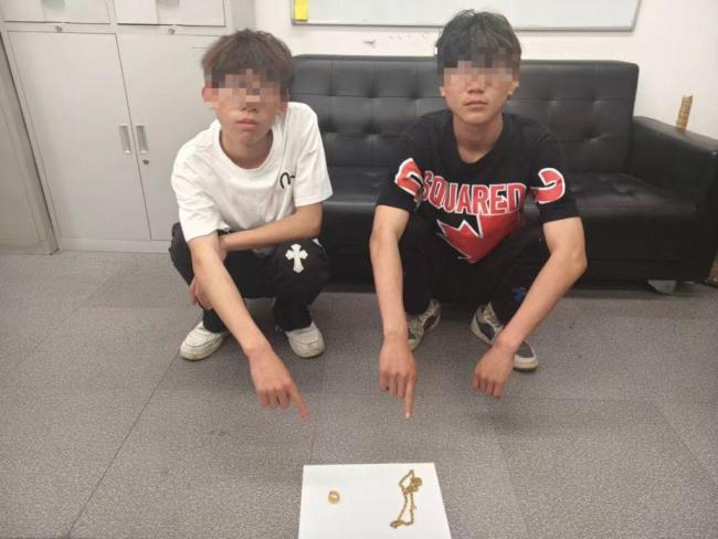 男子忘关车门60余克金饰被盗