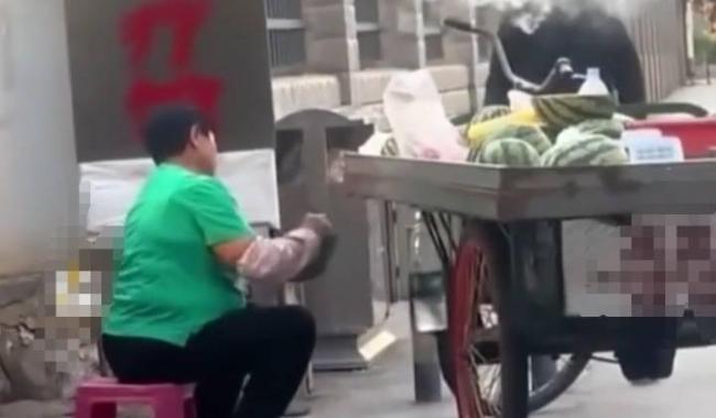 市监局调查西瓜被抹不明液体