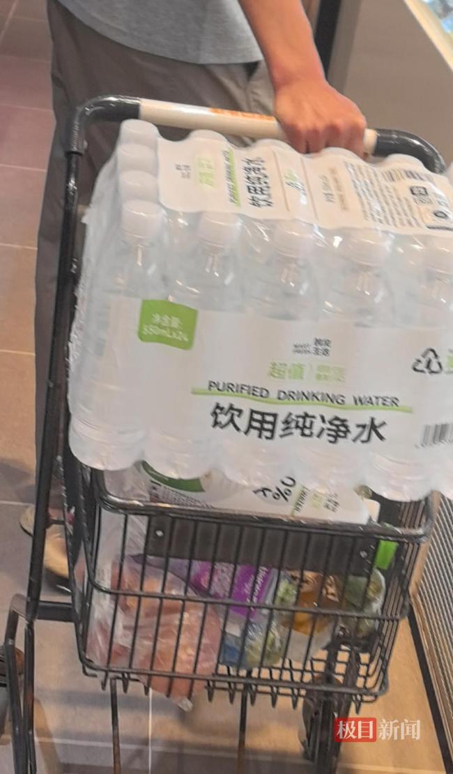 河南尉氏县部分区域一度停水超24小时 居民抢购桶装水