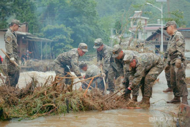 武警官兵完成救灾任务有序撤离麻江 守护生命财产安全