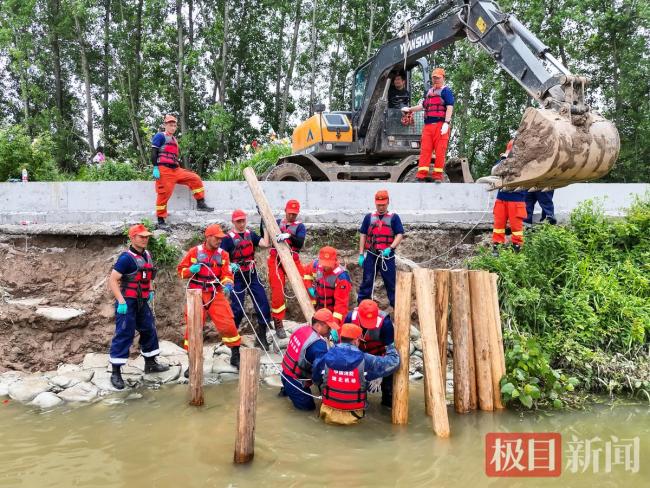 湖北1650名消防员紧急出动应对强降雨 前置备勤防隐患