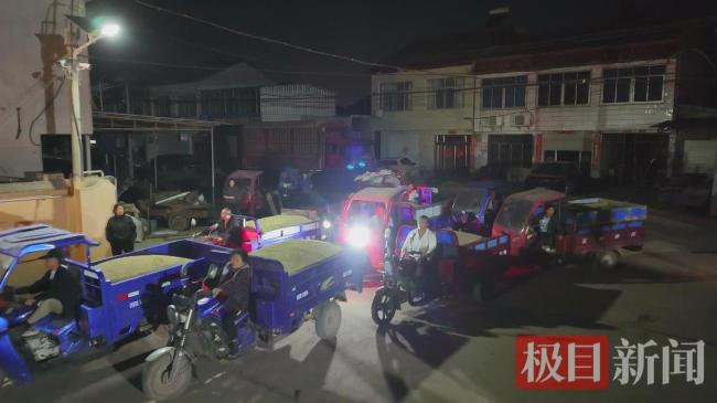 凌晨3點(diǎn)村支書(shū)一聲吼：雨前必須搶完 連夜奮戰(zhàn)保豐收