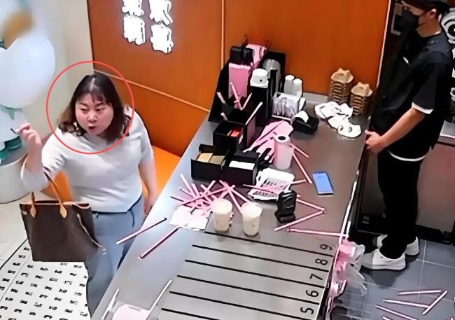 顧客因漏放吸管辱罵砸打店員 服務(wù)尊嚴(yán)何在