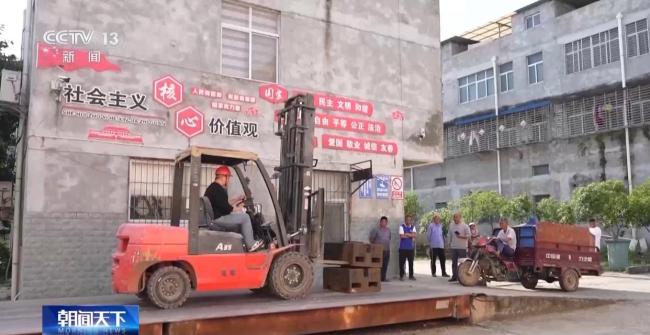 直擊湖北黃龍鎮(zhèn)小麥搶收48小時(shí) 爭(zhēng)分奪秒保豐收