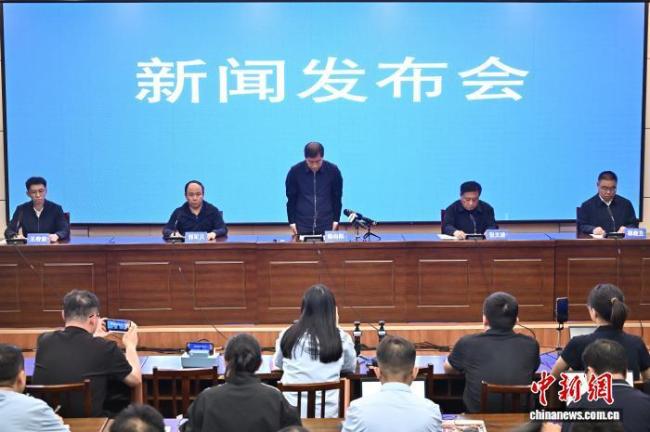 矿难发生地市长鞠躬致歉：极为痛心