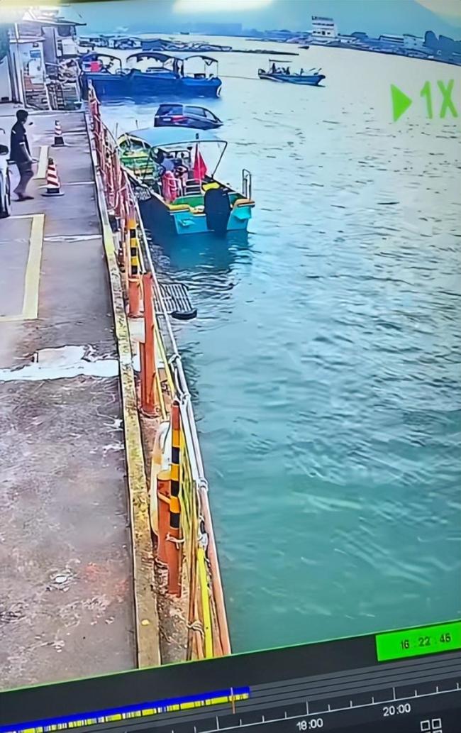 视频 男子加完油一个右转把车开进海里 误操作导致意外