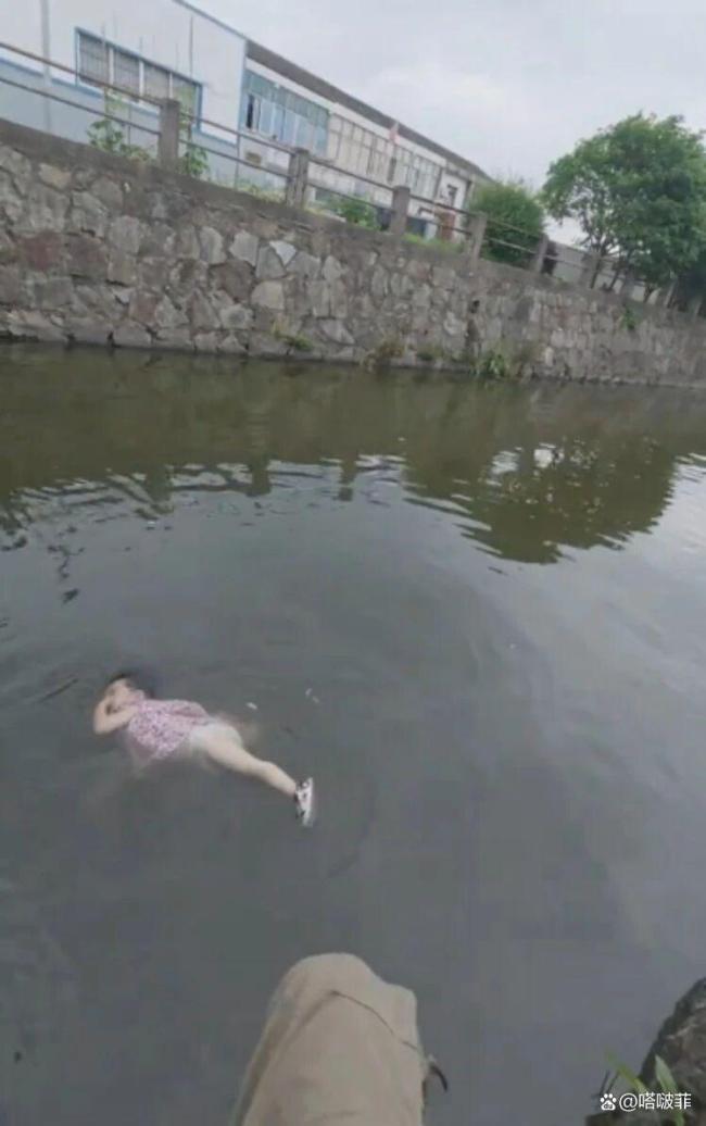 男子順著鐵鏈爬下成功救起落水孩子 平凡英雄感動全網