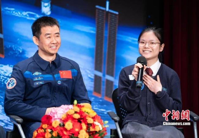 香港航天员展示手臂上五星红旗并比心 香港智慧闪耀太空