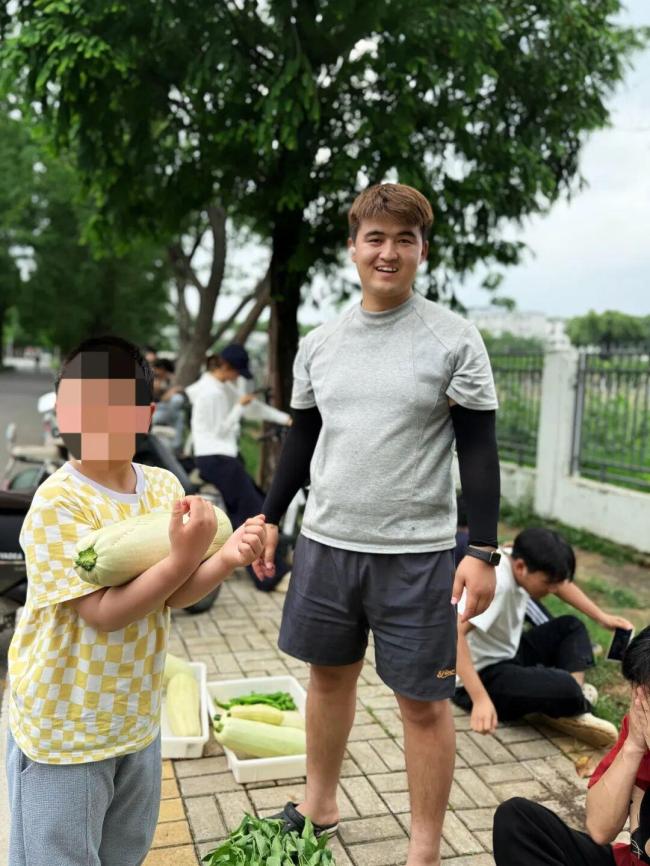 22岁大学生和同学摆摊卖菜
