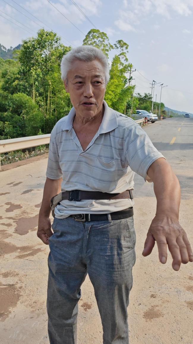 老人被鸭叫声惊醒发现洪水陡涨