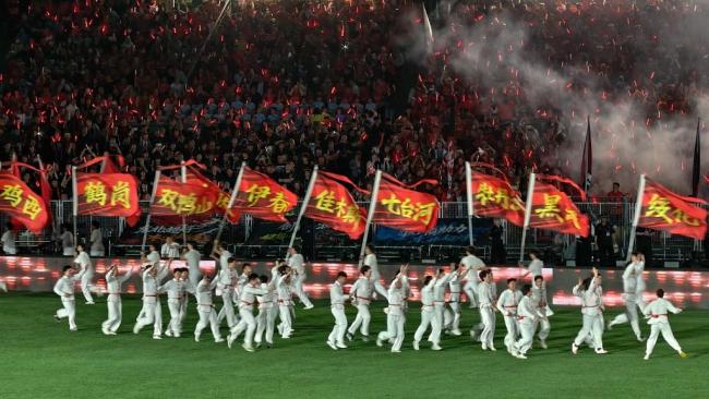米盧開球！于和偉、高圓圓亮相！首屆東北超開幕，4萬(wàn)人擠爆現(xiàn)場(chǎng) 文體明星齊聚助力