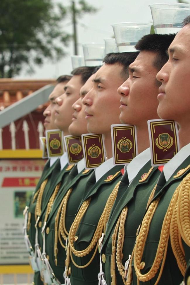 “空軍一號”前巋然不動的軍人找到了 中國定力展現(xiàn)軍人風(fēng)采