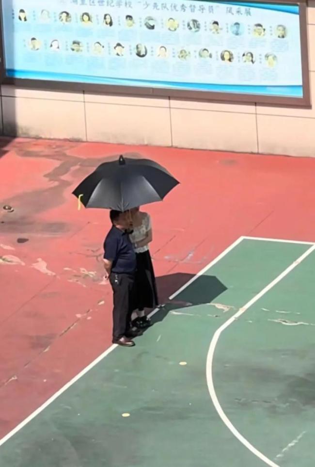 学校升旗女老师台下给校长打伞?学校:造谣!学校已报警将追究造谣者责任!