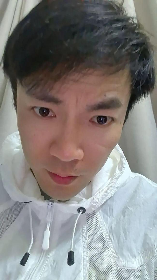 男子釣黃鱔發(fā)現(xiàn)嬰兒溺水，穿著尿不濕臉朝下，毫不猶豫跳水救人 不會游泳的英勇救援