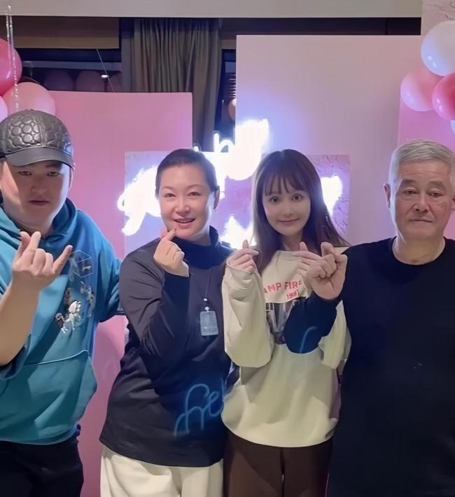 赵本山女儿新公司开业！球球一头紫发穿西装！