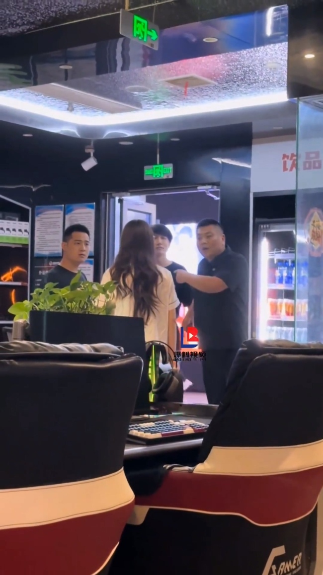 女子网吧打游戏开挂被发现与老板争执 自私行为砸饭碗