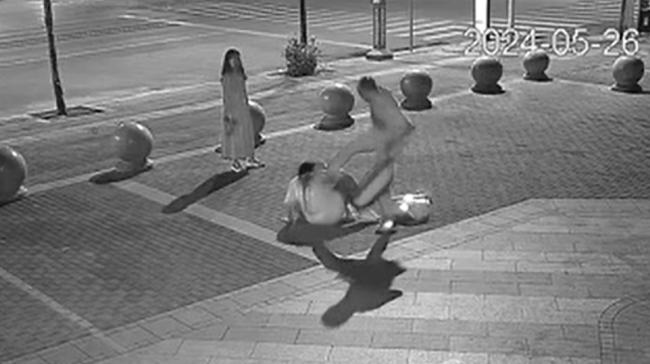 男子制止父亲当街脚踹女儿被诉 二审发回重审