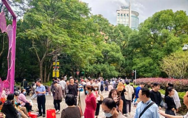 相親角印度小伙自薦被婉拒 現(xiàn)實(shí)差距明顯