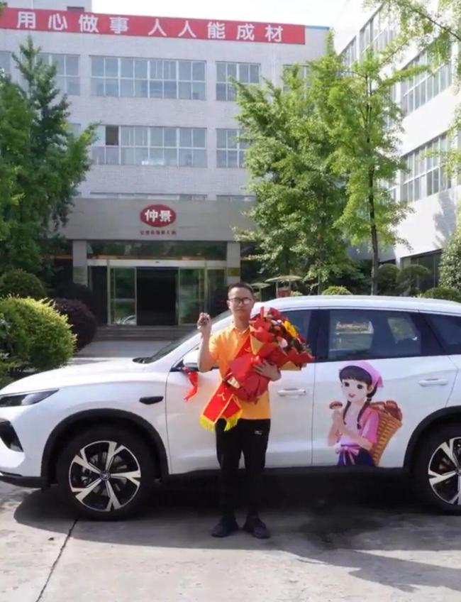 男子跳河救3名少年被公司奖SUV