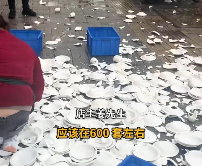 海底撈宣布停止攜寵就餐試點(diǎn) 爭(zhēng)議視頻引發(fā)關(guān)注
