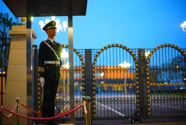 中国军人回应在空军一号旁稳如磐石 展现大国风范