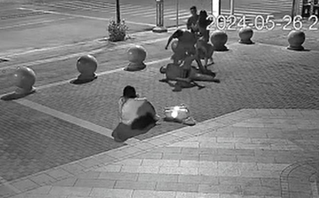 男子制止父亲当街踹女儿被诉
