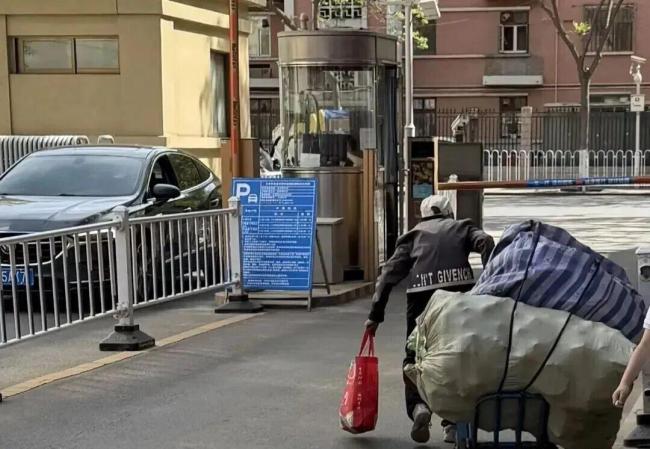 硕士论文致谢感谢学校默许拾荒老人进校 双向善意温暖人心