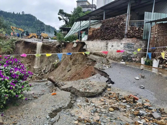 山洪中的“泥人”，救下全村60人的性命！村小組長的生死救援