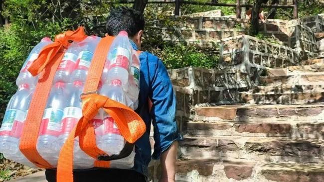 山顶矿泉水1元1瓶：人工搬运无人售卖 良心景区获赞