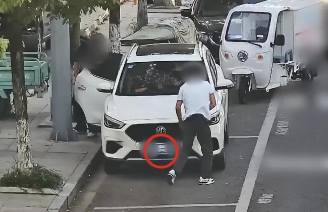 男子给车牌戴口罩被处罚