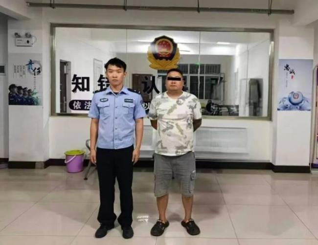 男子故意用手掀起女性裙摆被行拘