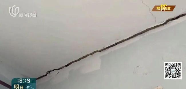 房屋开裂 男子带女儿住集装箱1年多 邻居改旱地为水稻田引发