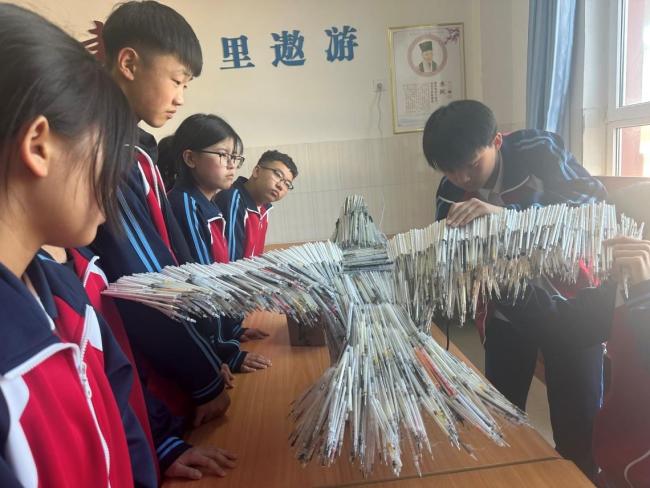中學(xué)校長鼓勵孩子們積攢“舊筆芯” 環(huán)保創(chuàng)意點亮校園