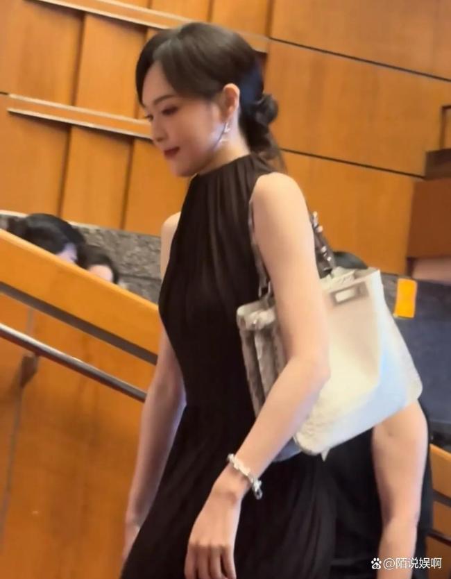 唐嫣参加女儿幼儿园活动 优雅气质获赞