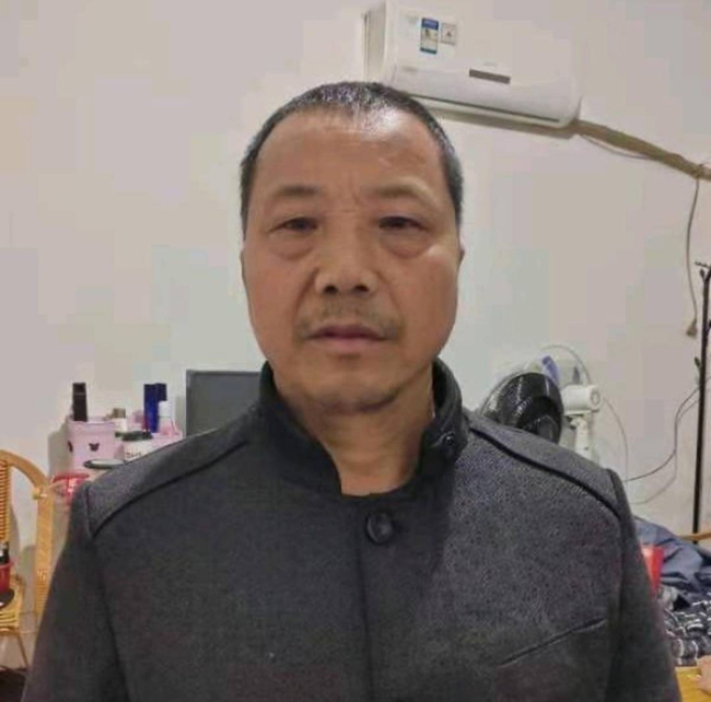 女子不慎落水 大爷划艇救人 3分钟极速救援